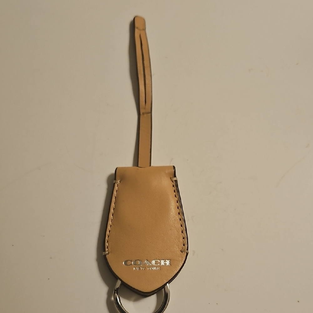 COACH LEATHER LUGGAGE TAG , HANG TAG BEIGE WITH PEEKABOO KEYCHAIN.